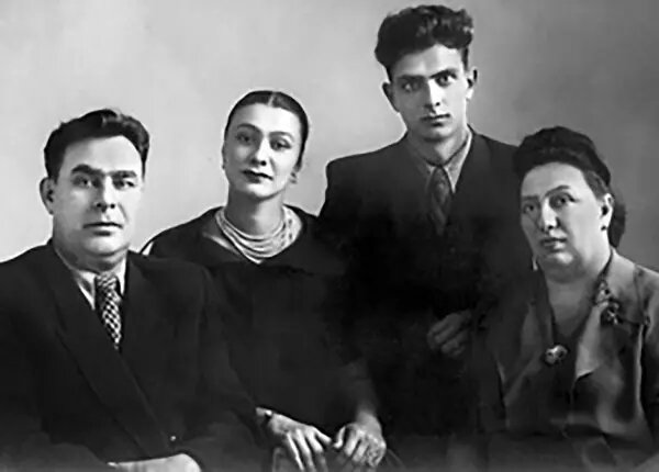 Семья Брежневых.