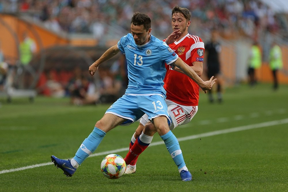  Пере игрой в копилке сборной были заработаны три очка. Успели проиграть бельгийской команде, но хорошо себя показать против Казахстана. Матчи с Сан-Марино и Кипром должны были проходить дома. Игра с Сан-Марино для российской команды была настолько простой, что скорее была похожа на проведение открытой тренировки. Одолеть противника ребята смоли со счетом девять ноль. Аж четыре мяча удалось забить Дзюбе, дубль принадлежал Смолову.