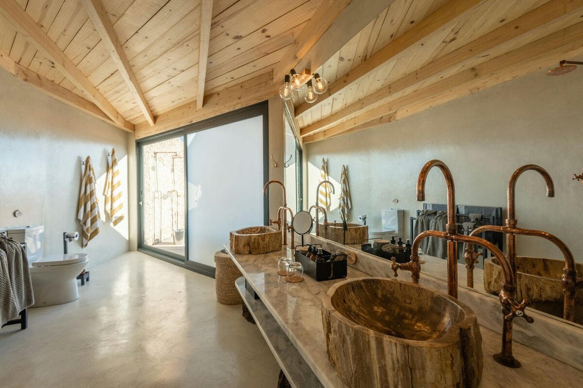 ФОТО: A bathroom with two sinks and a tub photo – Free Onduli enclave Image on Unsplash