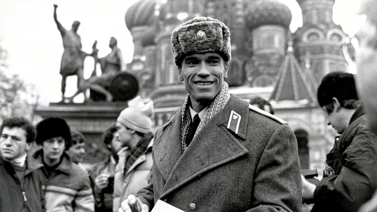 Это был первый голливудский фильм, одна из сцен которого снималась на Красной площади в Москве. Съёмка продолжалась около пяти минут, а вот автографы своим поклонникам Шварценеггер потом раздавал почти три часа... Фото из открытых источников.