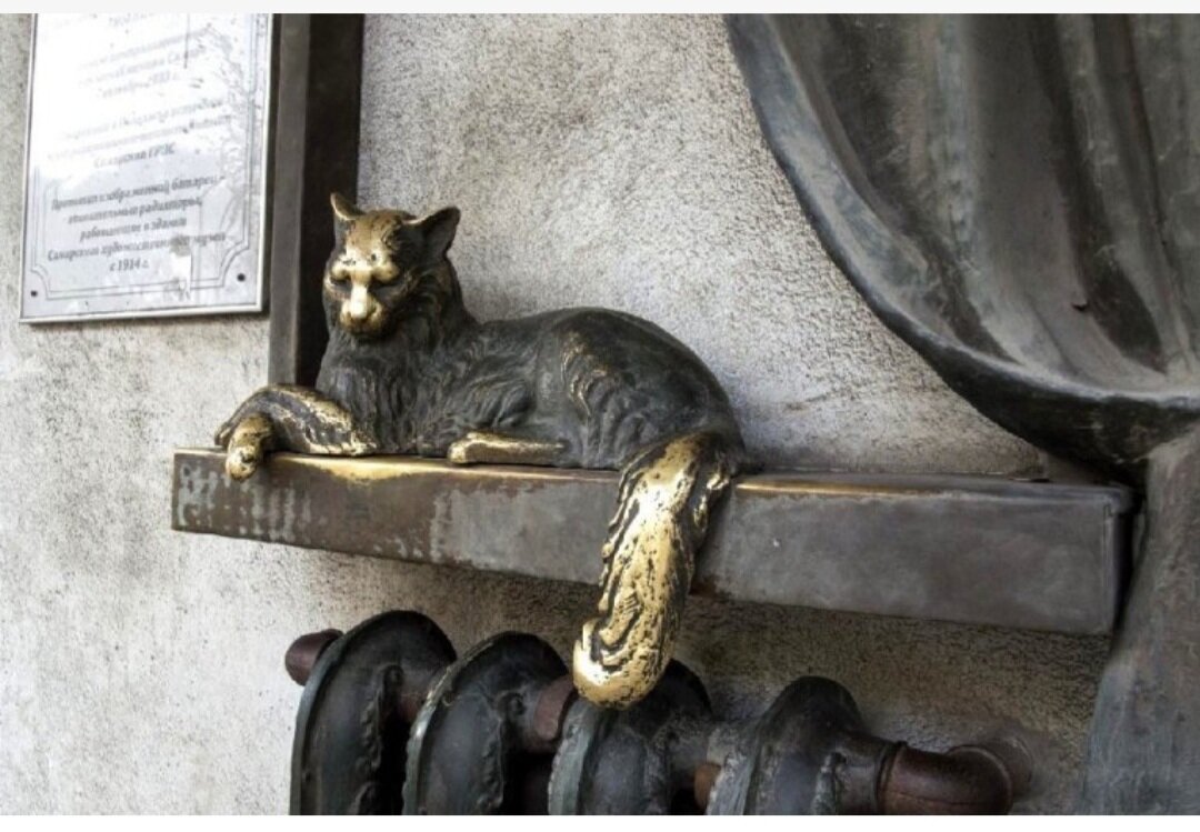 Каждый прохожий непременно погладит статую кошки за носик,лапки или хвостик.