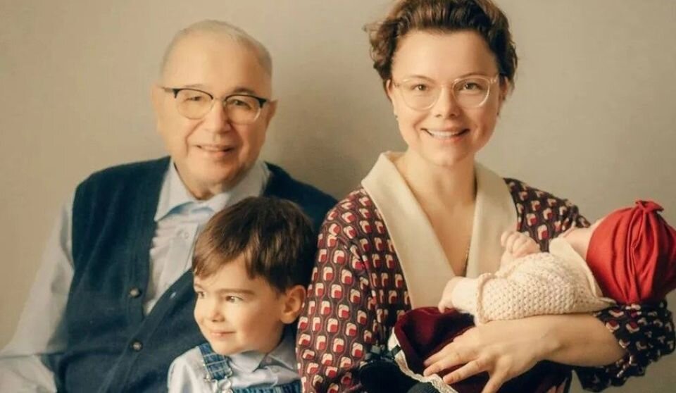    Евгений Петросян, Татьяна Брухунова и их дети. Источник: inst/@bruhunova *