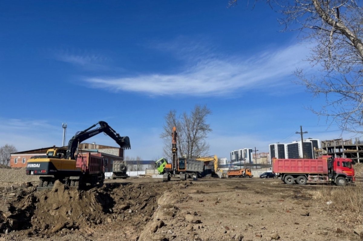    На месте будущего здания театра «Байкал» начали рыть котлован в Улан-Удэ