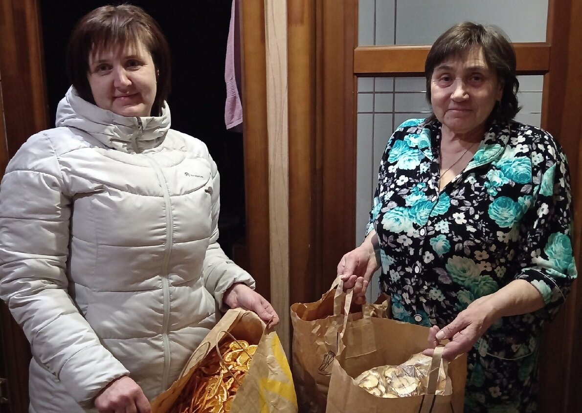    Жительницы Выездного стараются отправить нашим защитникам как можно больше витаминов
