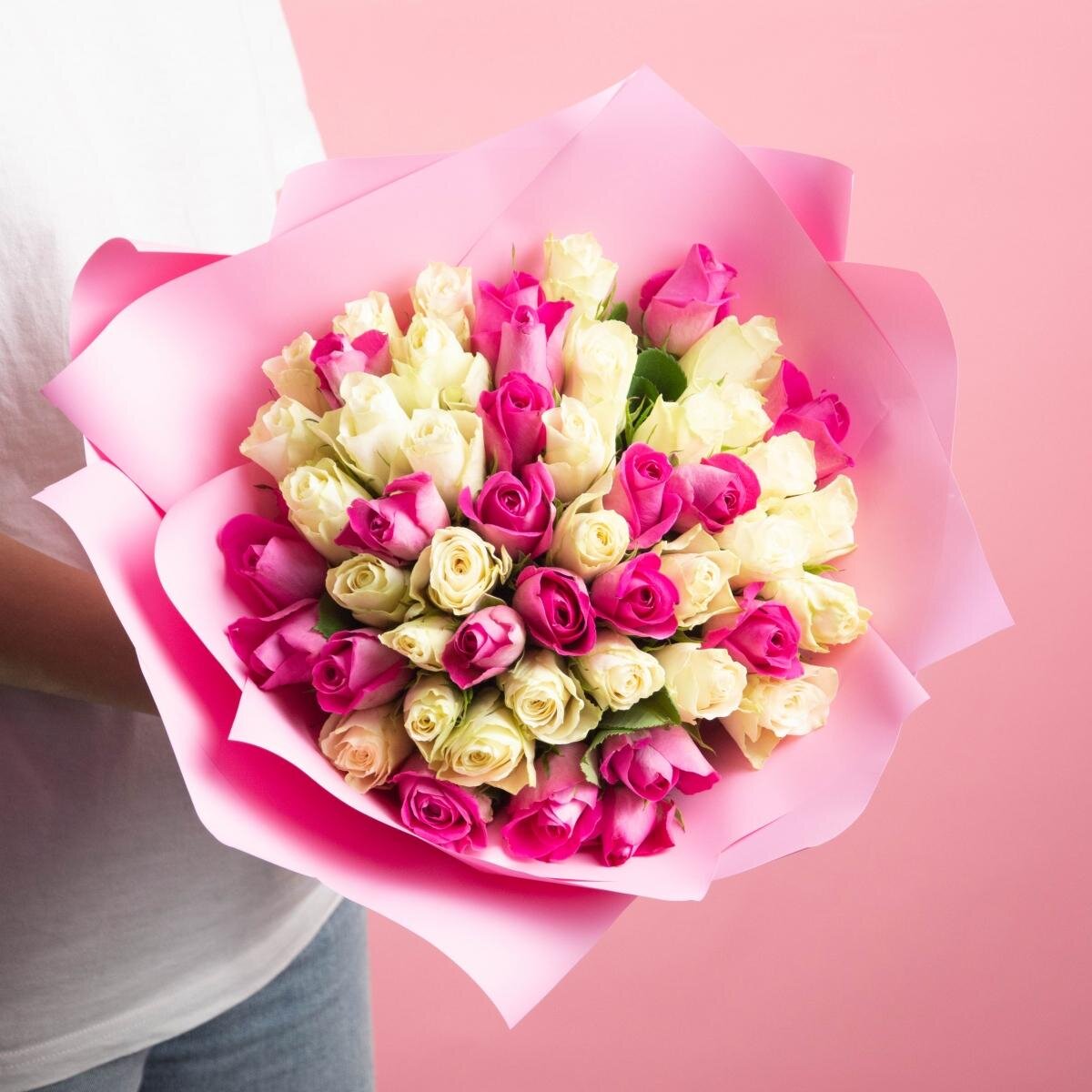 51 розовая и белые розы