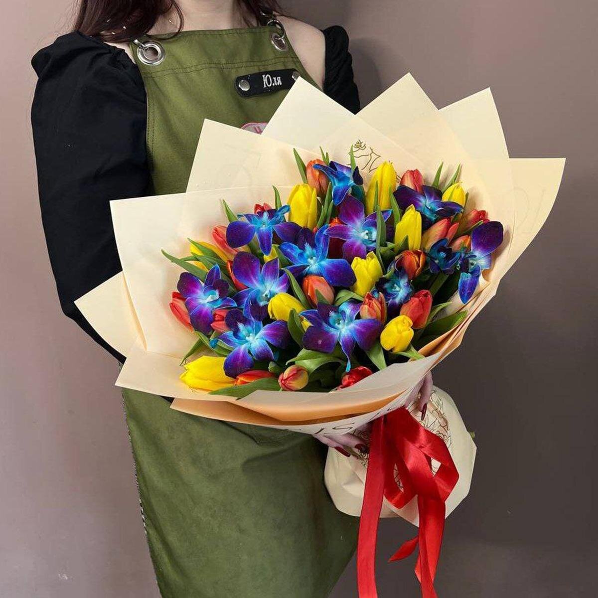 Букеты с тюльпанами и орхидеями