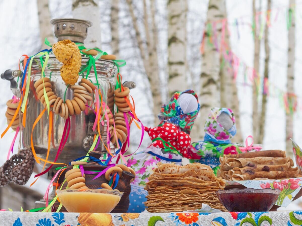    Праздничный стол на Масленицу© iStock.com / Olga Evtushkova