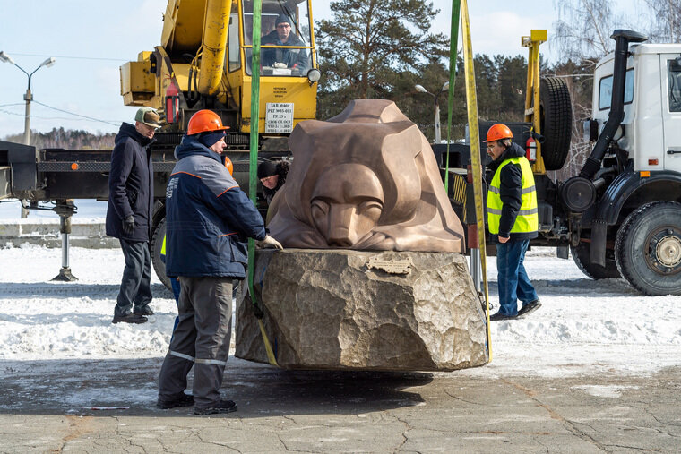    Фигура установлена у входа в городской парк