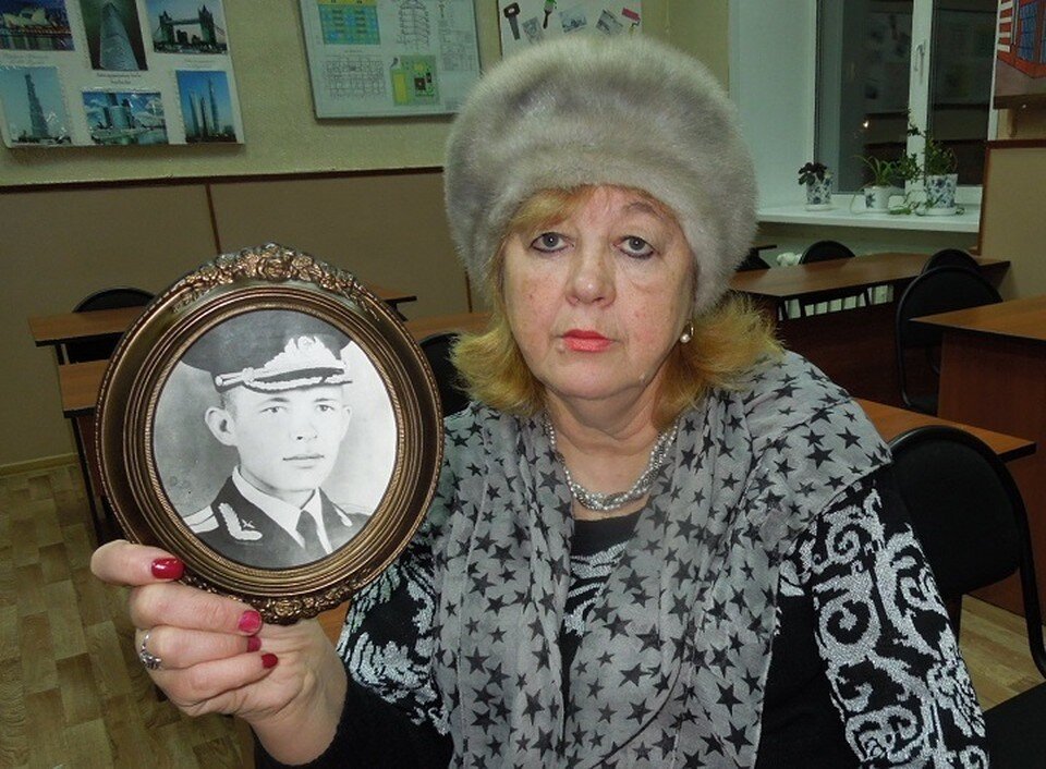    Татьяна с портретом брата Толи. Он вырос, стал военным. Лариса МАКСИМЕНКО
