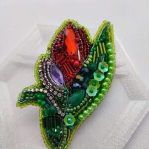 Броши из бисера — это удивительное сочетание утонченности и красоты, которое украшает любую одежду и придает неповторимый шарм вашему образу. Ручная работа, тонкая аккуратность и творческий подход к созданию каждой броши делают ее уникальным украшением, способным привлечь восхищенные взгляды окружающих.