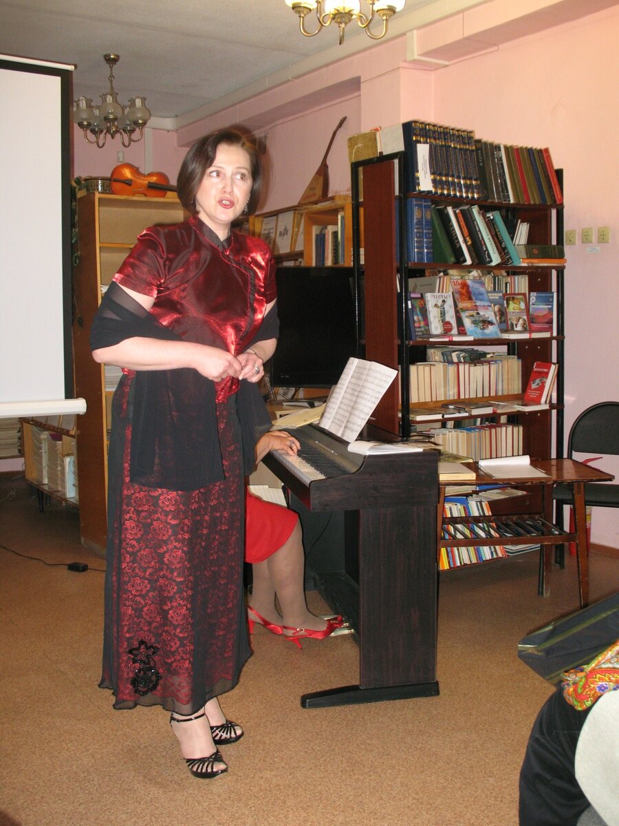 Виктория продолжает работать в сфере культуры и искусств и дарить кемеровчанам свое творчество.