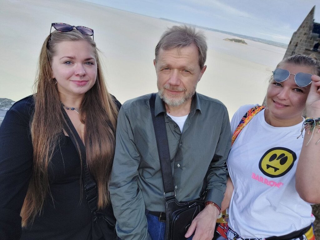 Александр с дочерьми