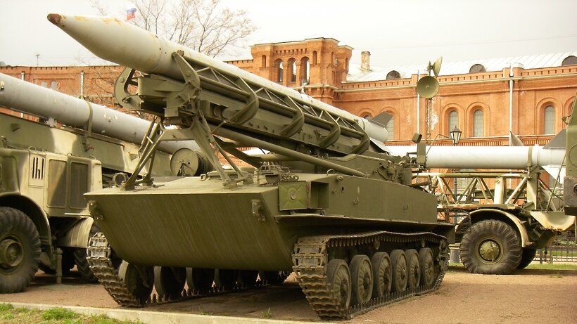   Пусковая установка 2П16 с ракетой 3Р9 ракетного комплекса 2К6 «Луна» в Артиллерийском музее Санкт-Петербурга © Wikipedia.org