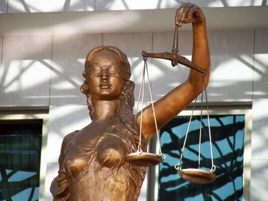 Архивное фото статуи богини правосудия Фемиды у здания Верховного суда Казахстана в Астане