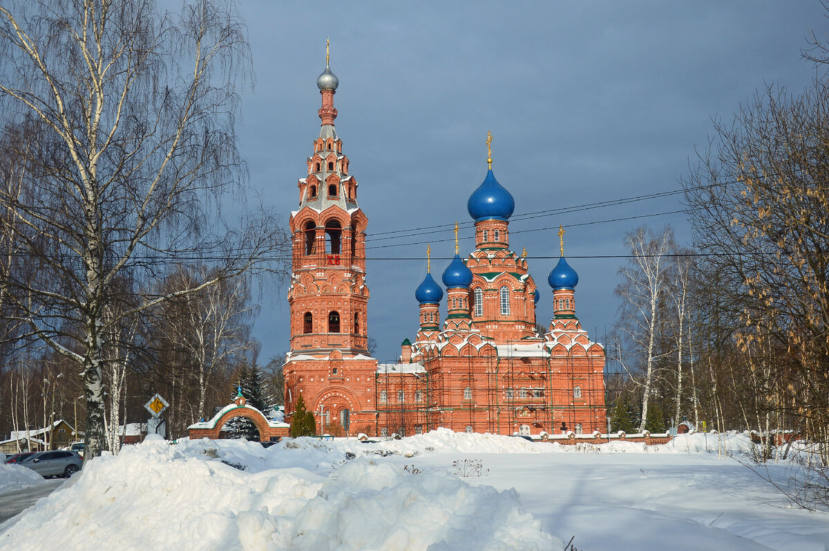 У излучины реки Клязьмы на горке стоит самый, до недавнего времени, молодой храм в Пушкинском районе - церковь Покрова Божьей Матери.