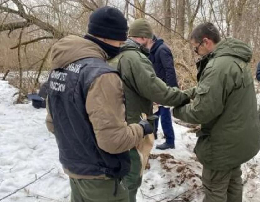 Следователи на берегу реки, где было обнаружено тело пропавшей 1 января Алины