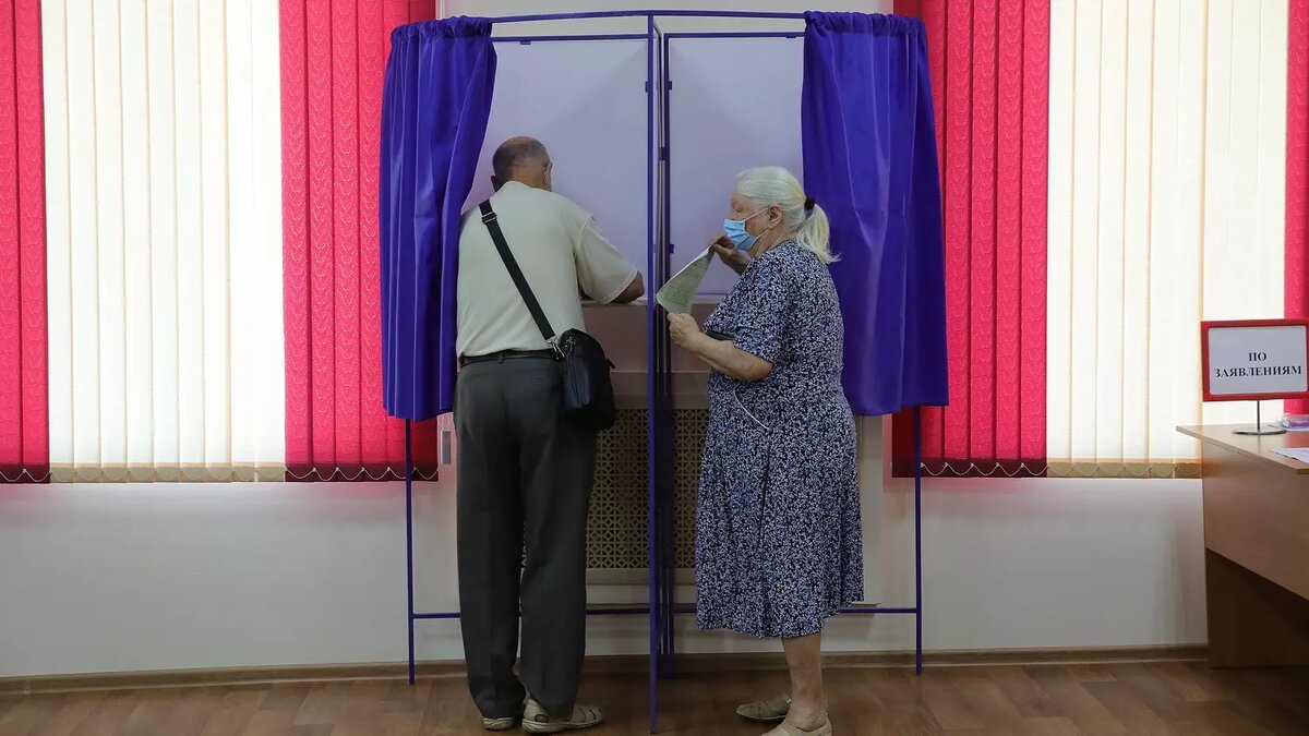     В Ростовской области запретили фотографировать и снимать на видео часть избирательных участков в дни выборов, новый закон появился на портале правовой информации.