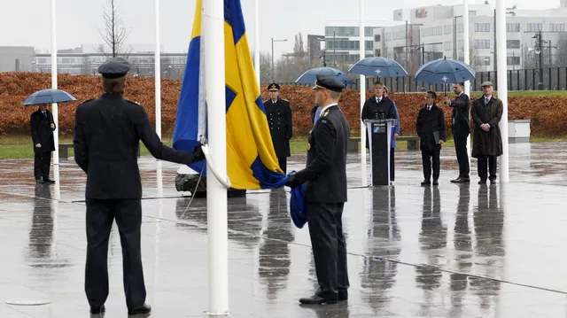 © AP Photo / Geert Vanden Wijngaert Торжественная церемония поднятия национального флага Швеции в штаб-квартире НАТО в Брюсселе. Архивное фото