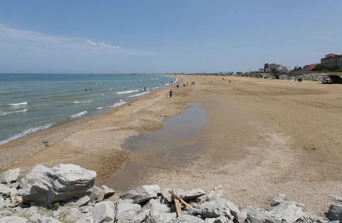 Море в избербаше фото. Каспийское море Дагестан Избербаш. Избербаш побережье Каспийского моря. Каспийское море пляж Избербаш. Городской пляж Избербаш.