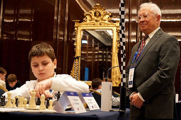    Борис Постовский следит за игрой юных шахматистов.ФШР