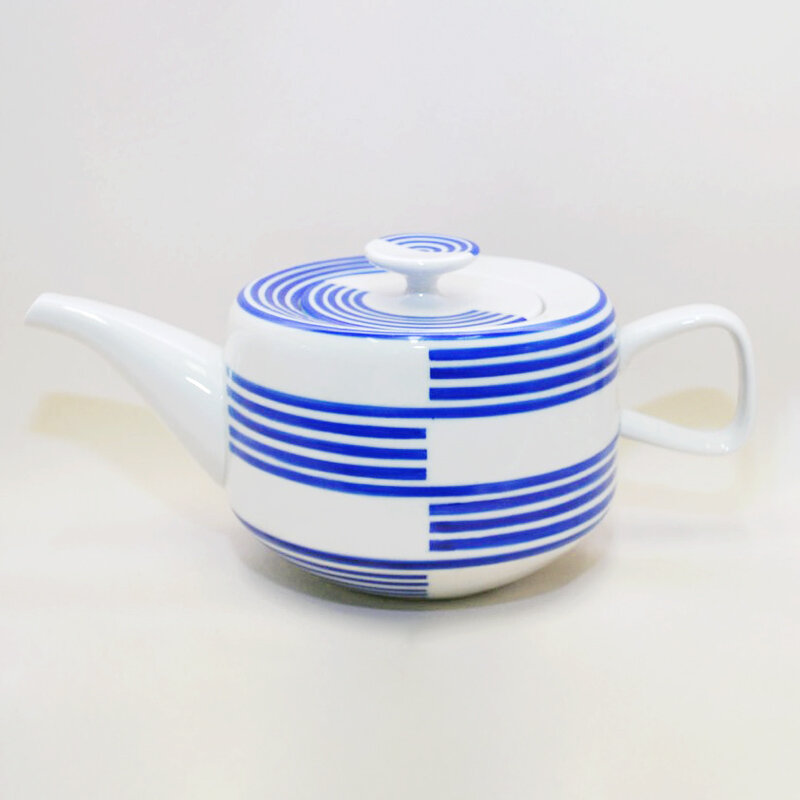 Чайник из сервиза «Дубна». 1963 год, Вербилки. Автор формы Владимир Николаевич Ольшевский, автор росписи Евгений Петрович Смирнов