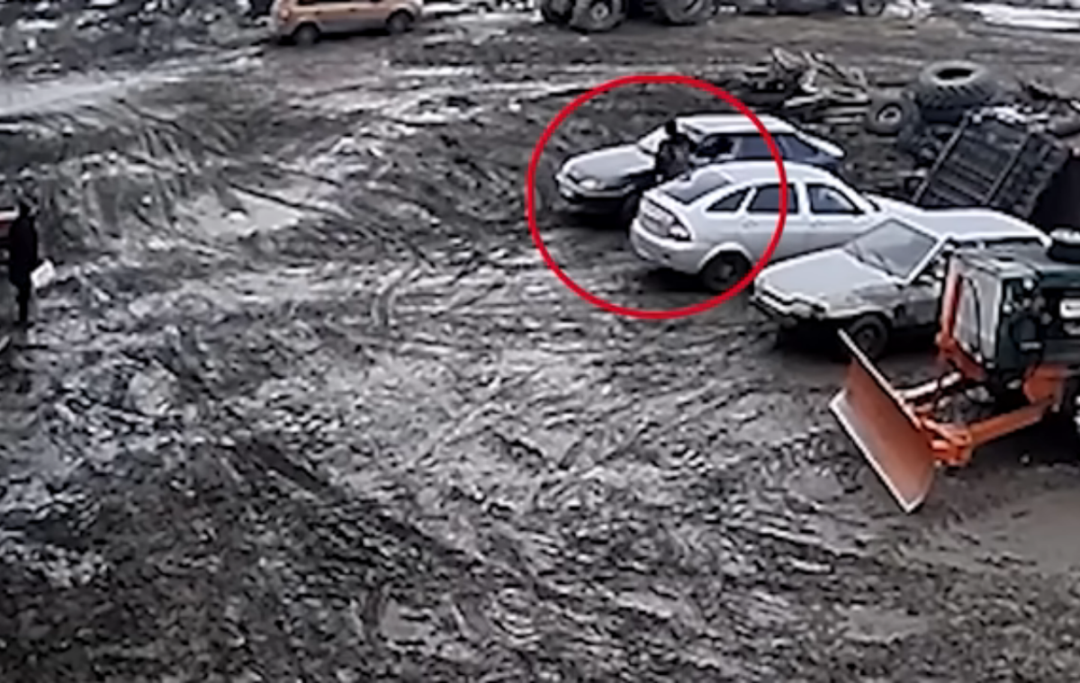 Кадр с видеокамеры, на которых видно как Россомахин бьет машины