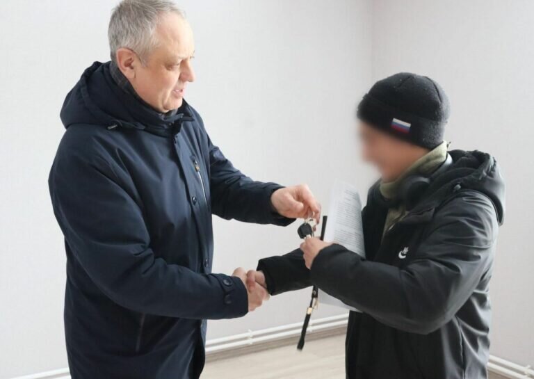    Глава Красногвардейского района Юрий Классен вручил ключи от новой квартиры бойцу СВО Кристина Просвиркина