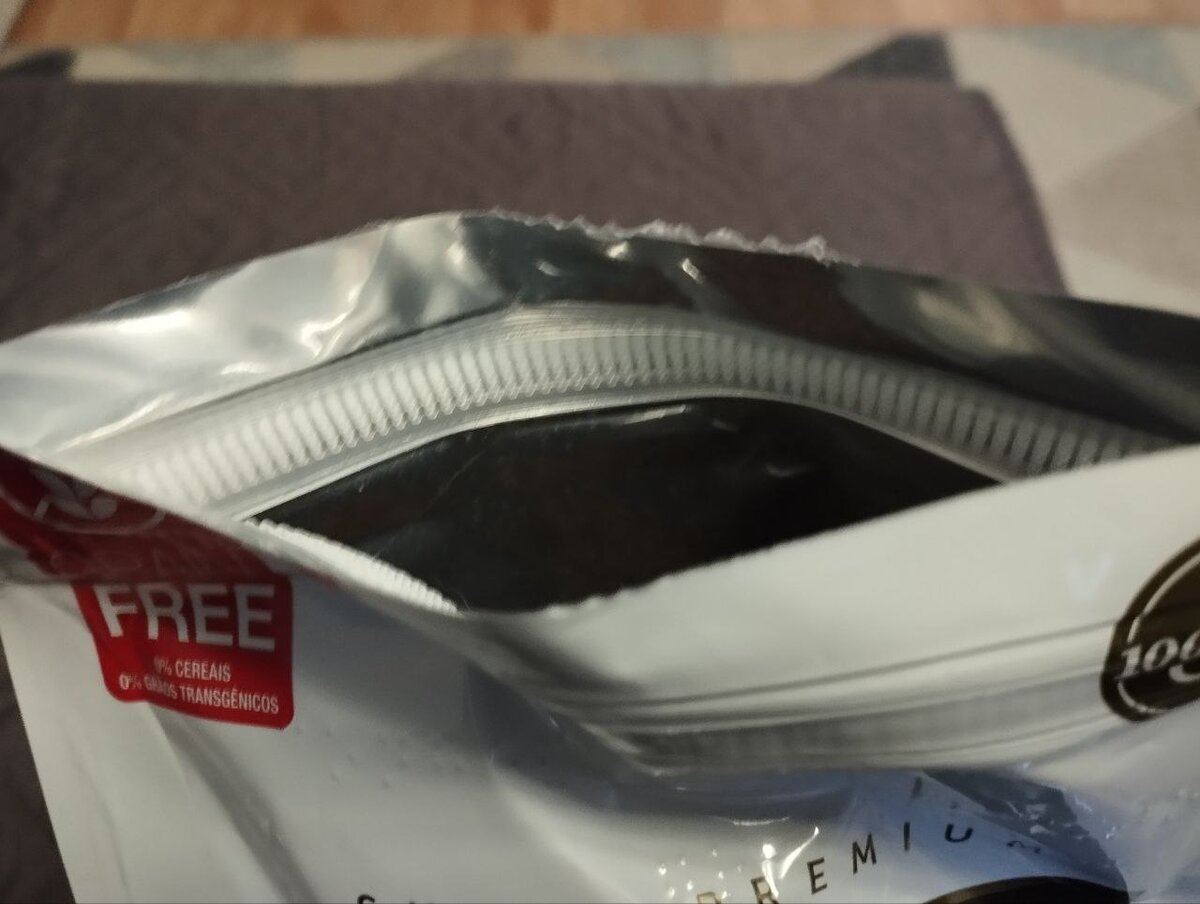 Замочек на корме легко открывается и надёжно закрывается