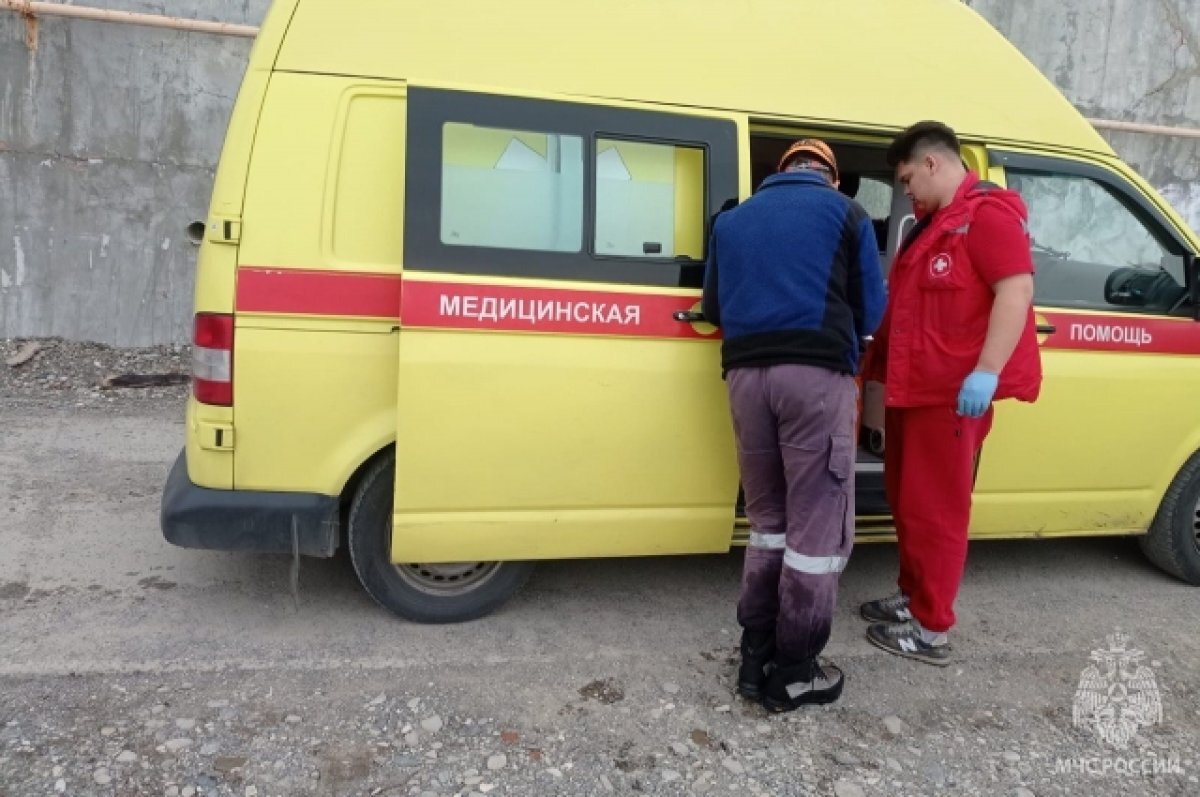    Жительница Сочи сломала ногу, упав в реку во время прогулки по парапету