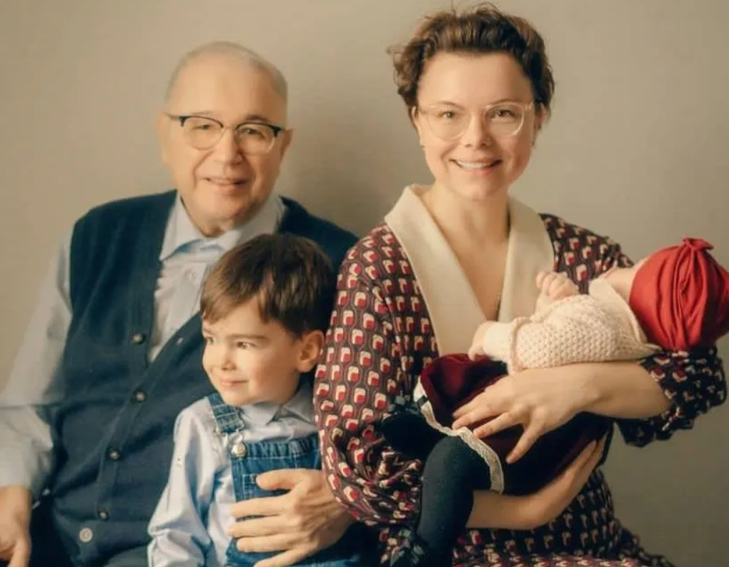 Артист снова стал отцом в третий раз. ФОТО: ИНСТАГРАМ (ЗАПРЕЩЕН В РОССИИ) / @BRUHUNOVA