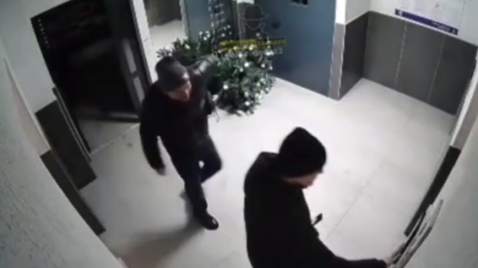    Кадр видео из подъезда. Источник: Инцидент Барнаул