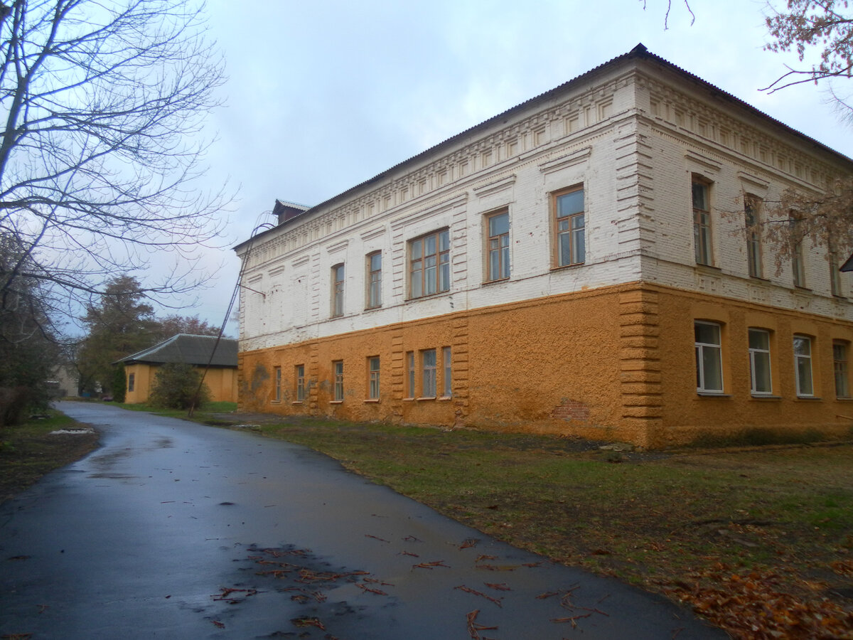 Земская управа, именно в этом здании была установлена Советская власть в Севском уезде