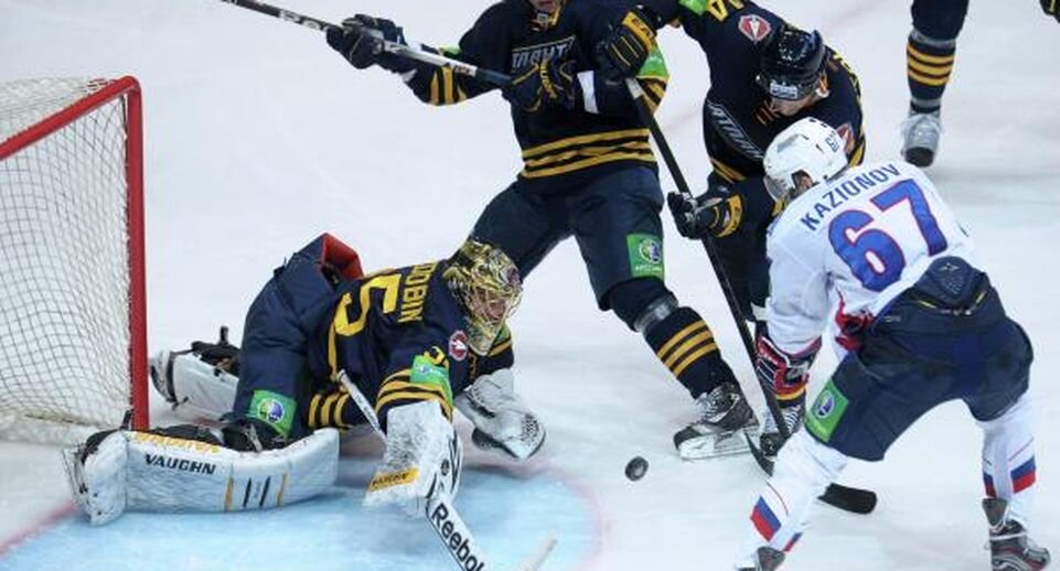    Вратарь «Атланта» Антон Худобин, игроки «Атланта» Андреас Энгквист, Сандис Озолиньш и игрок «Металлурга» Дмитрий Казионов (слева направо) в матче регулярного сезона Континентальной хоккейной лиги между ХК «Атлант» (Московская область) и ХК «Металлург» (Магнитогорск), 2012 год / РИА «Новости»