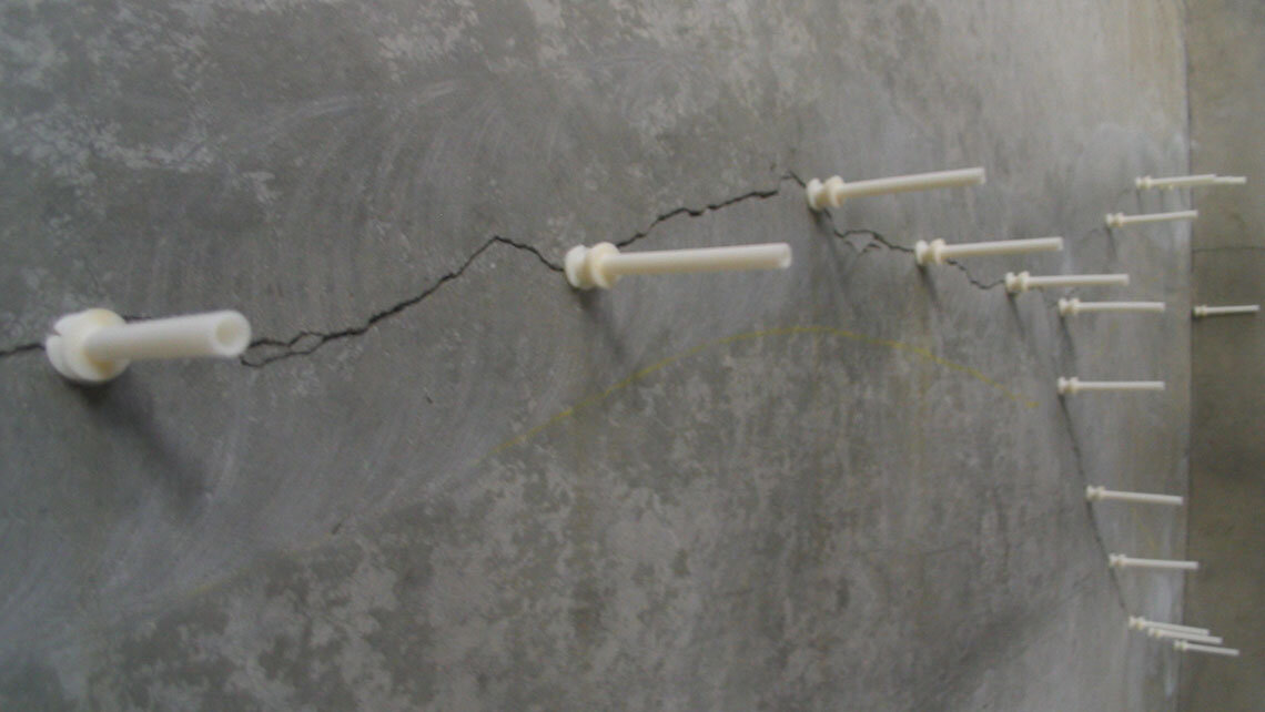 Точечная опрессовка треснутой бетонной стены с применением пакеров