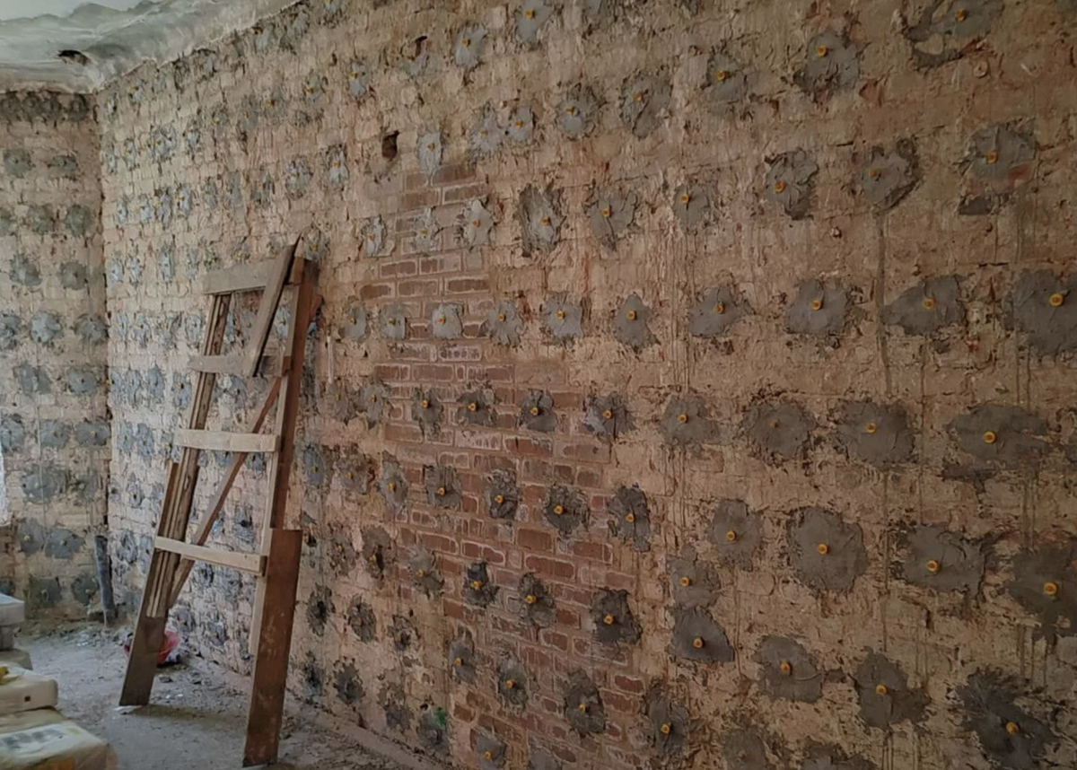 Несущая кирпичная стена после проведения работ по инъектированию смесью на известково-цементной основе. Исторический объект в центре города Санкт-Петербург