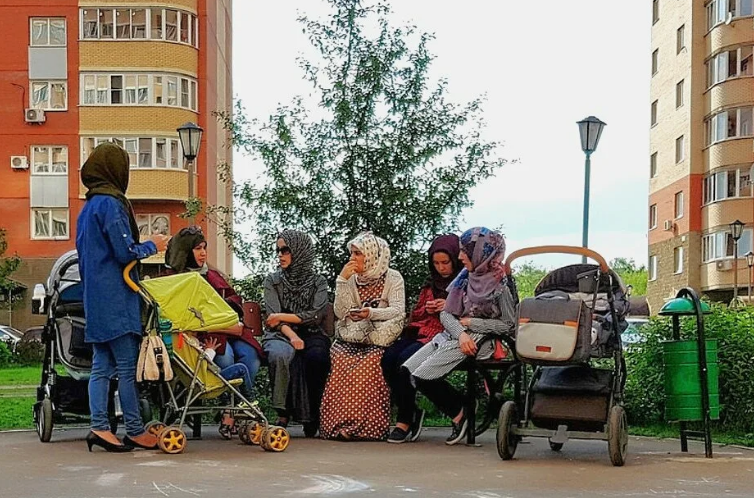 На илл.: Московский дворик