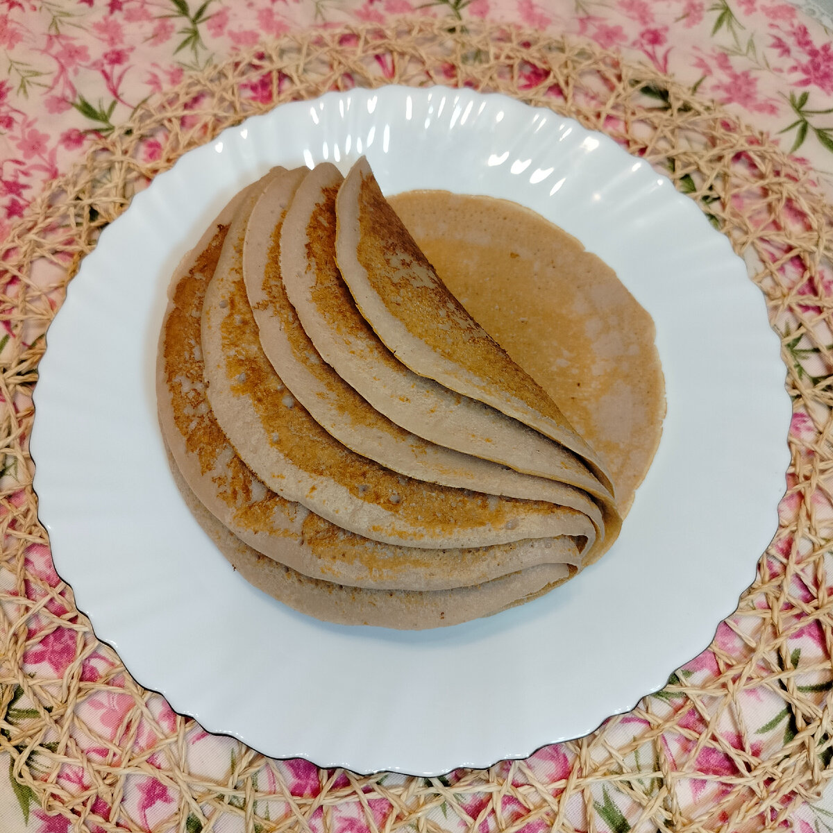 Ароматные блины с клубничным пюре