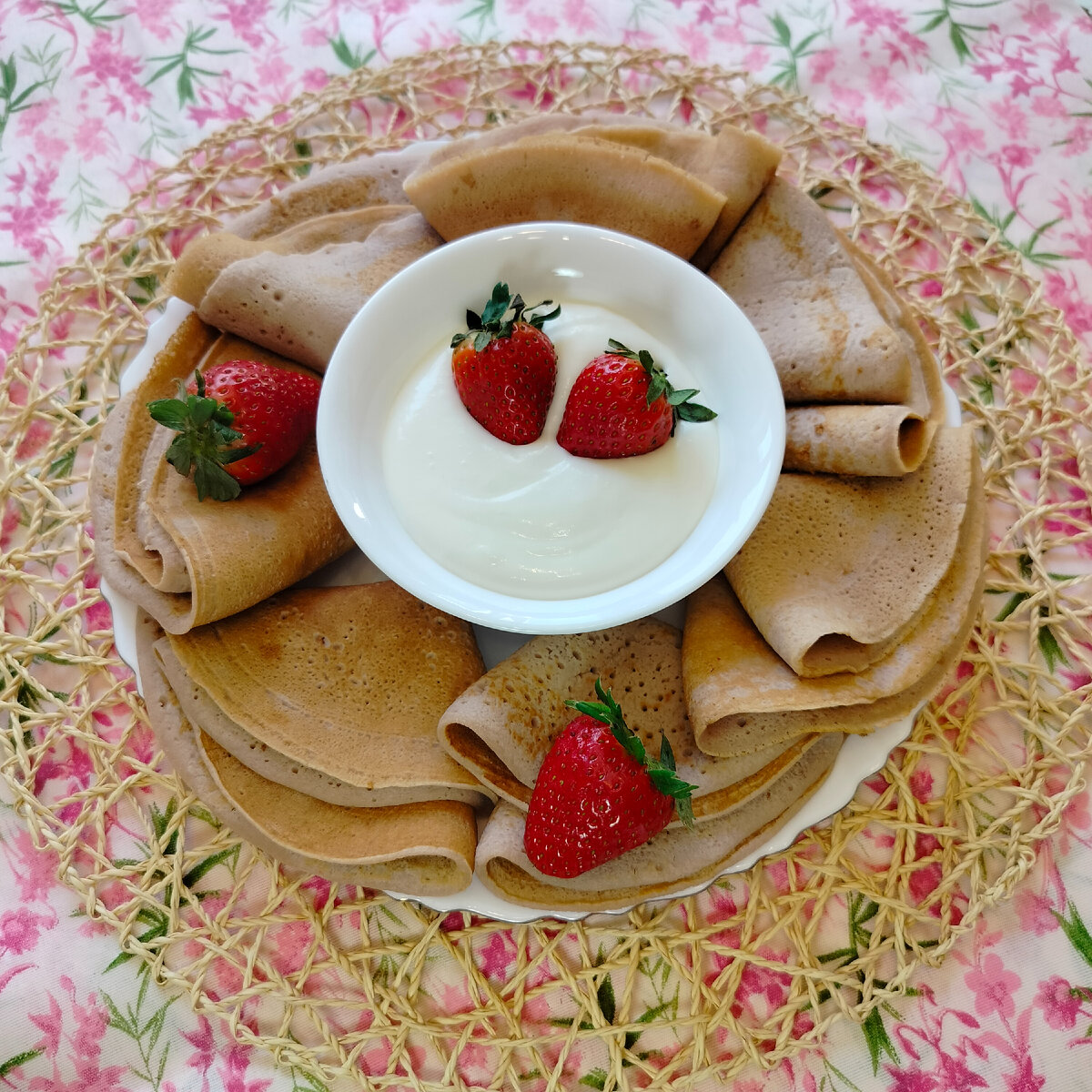 Ароматные клубничные блины и крем-чиз