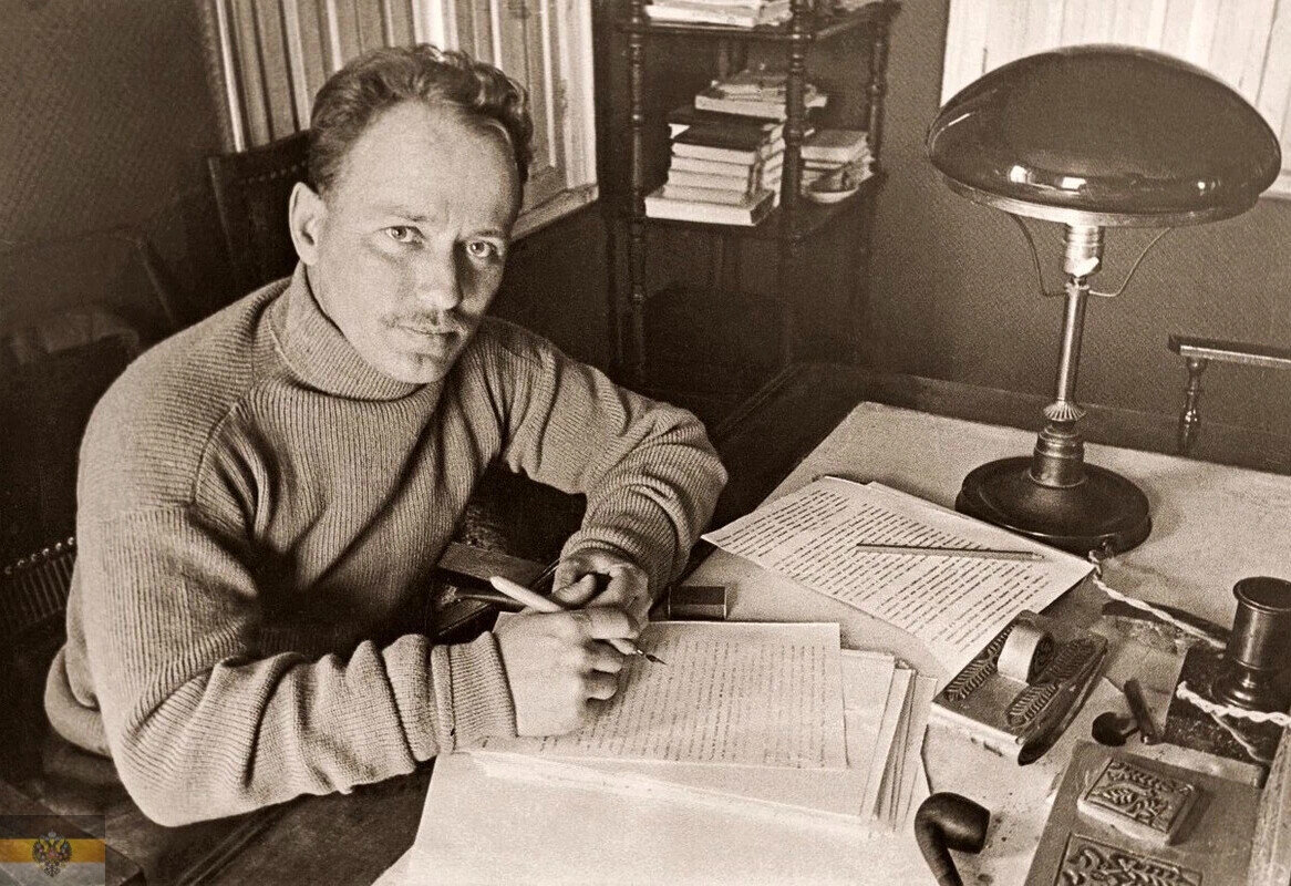 М.А. Шолохов в рабочем кабинете. ст. Вёшенская. 1936 г. © Фото В. Тёмина (с сайта Государственного музея-заповедника М.А.Шолохова).