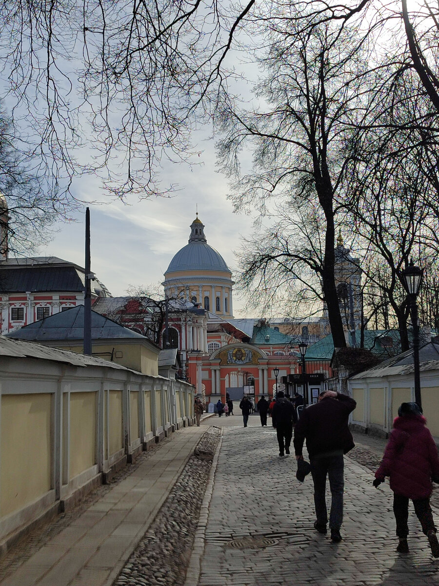 Дорога к Александро-Невской лавре.