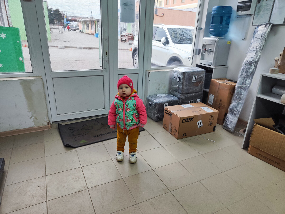 пришли с дочкой в Сдэк отправлять 