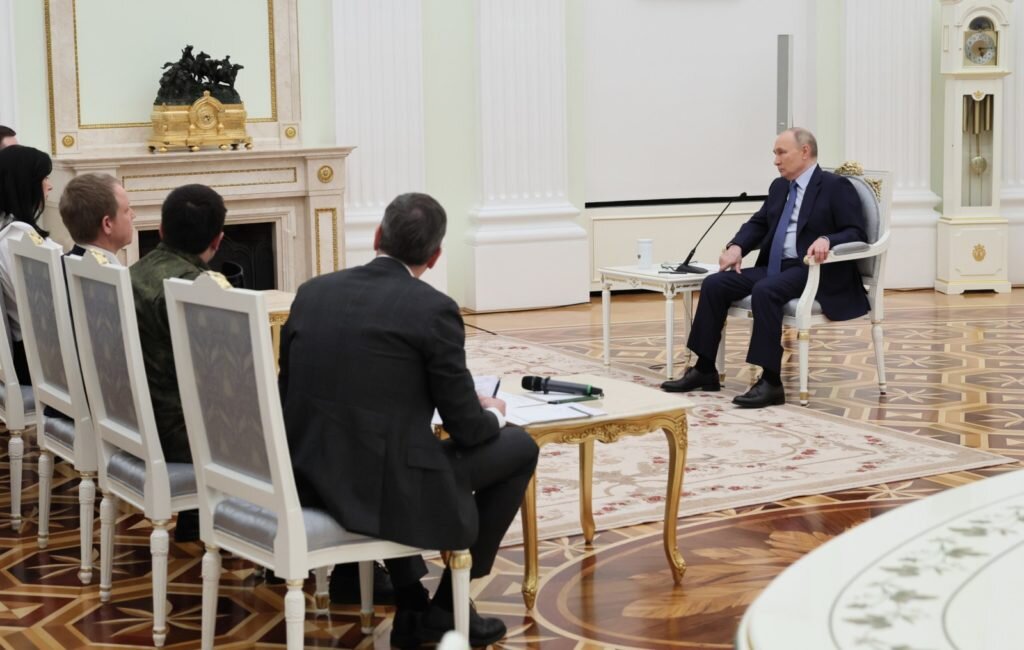    12 марта 2024. Президент РФ Владимир Путин встречается с победителями конкурса управленцев «Лидеры России». Сергей Савостьянов / POOL