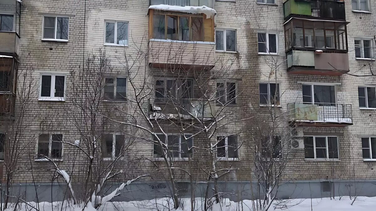     В трех квартирах в доме на улице Тихорецкой в Нижнем Новгороде уже месяц нет отопления, зато есть сырость. У соседа с четвертого этажа лопнула батарея, но найти его никто не может. NewsNN разобрался, как жизнь нижегородцев превратилась в детектив.