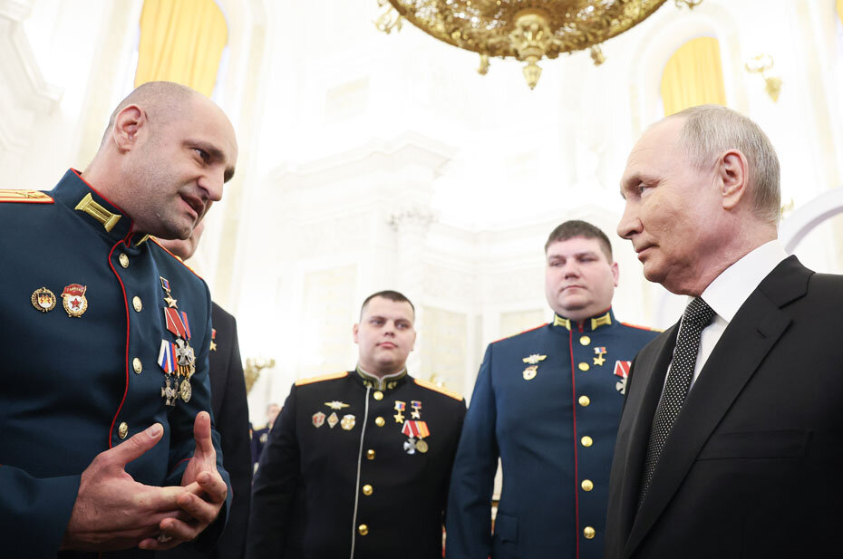 Владимир  Путин и глава Народного совета ДНР Артем Жога после церемонии вручения  медалей «Золотая Звезда» Героям России в Георгиевском зале Большого  Кремлевского дворца. Фото: Валерий Шарифулин/ТАСС