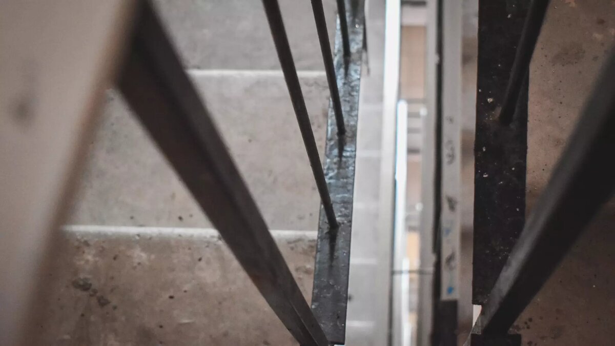     Жильцы пятиэтажного дома в столице РК опасаются трагедии: об этом в сети пожаловались горожане.