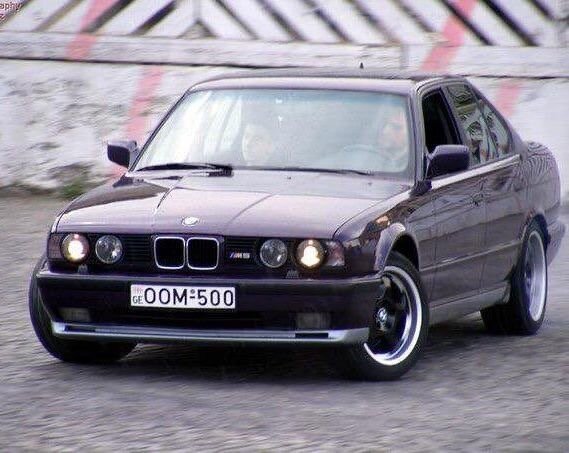 Вторая мировая война: Во время Второй мировой войны BMW была принуждена переключиться на производство военной техники, включая двигатели для истребителей и бомбардировщиков.