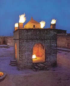 Археологи датируют первые поселения на территории современного Азербайджана каменным веком. Доисторические пещеры были найдены на территории всего Азербайджана. Одна из наиболее важных находок была сделана в Гобустане, известном своими наскальными рисунками.

Корни современного Азербайджана уходят в четвертое столетие до нашей эры, когда появились два царства: Кавказская Албания на севере и Атропатена на юге страны. Последняя получила свое название в честь своего основателя Атропата, который был сатрапом Александра Македонского.

На самом деле, многие историки считают, что слово "Азербайджан" произошло от имени Атропата, в то время как другие считают, что оно означает "Страна огней".

Первый "золотой век" Азербайджана (IX-XII века)

Династия Ширваншахов в период своего правления (VII-XII века) сделала возможным первый "золотой век" в Азербайджане. Литература, искусство, архитектура и науки процветали в Азербайджане. Великий азербайджанский поэт и мыслитель Низами Гянджеви (XII век) создал свой литературный шедевр "Хамсе".

Второй "золотой век" Азербайджана (XV-XVI века)

В 1501 году Шах Исмаил (Хатаи) основал обширный Азербайджан (Сафавидскую империю). Шах Исмаил был мудрым правителем и талантливым поэтом. Он сделал азербайджанский язык государственным языком Сафавидской империи и пользовался уважением европейских держав того времени.

Раздел Азербайджана между Россией и Персией (1813-1828)

Последующие века стали свидетелями упадка Сафавидской империи. В начале XIX века Россия и Персия поделили Азербайджан вдоль реки Аракс. Северный Азербайджан попал под контроль России, в то время как южная часть отошла под власть Персии.

Нефтяной бум (конец XIX - начало XX века)

Количество добычи нефти привлекло инвесторов и предпринимателей со всего мира на Бакинские нефтяные месторождения. Нефтяной бум дал толчок к появлению азербайджанского среднего класса и миллионеров-руководителей. Этот период стал свидетелем беспрецедентного возрождения азербайджанского национального сознания.

Первая Демократическая Республика Исламского Востока (1918-1920)

Азербайджанские патриоты под руководством Мехмета Эмина Расулзаде создали первую Демократическую Республику Азербайджан, признанную европейскими державами. Парламент молодой республики включал азербайджанскую, а также русскую, армянскую, еврейскую и грузинскую стороны.

"Рожденные из огня" ("Страна огней" снова свободна)

После распада СССР, Верховный Совет Азербайджана принял декларацию о восстановлении государственной независимости Азербайджанской Республики, и суверенная Республика Азербайджан была провозглашена. После получения независимости в 1991 году Азербайджан столкнулся с рядом серьезных проблем, связанных с экономическим хаосом, вызванным трудностями перехода к рыночной экономике, и вторжением армянских агрессоров на наши исторические земли. Контракт века", подписанный в сентябре 1994 года с консорциумом международных нефтяных компаний, принес огромные богатства стране. Авторитет и слава Азербайджана на международной арене постоянно растут. Азербайджанская Республика известна всему миру как демократическое, правовое и светское государство. Конституция нашего государства, являющаяся результатом умственной деятельности Гейдара Алиева, является одной из самых демократичных и совершенных в мире. Стабильность внутри нашей страны и проведение внутренних реформ положительно сказываются на расширении международных отношений. Азербайджанская Республика, основывая свою внешнюю политику по принципу равенства и взаимного интереса, является открытым правовым государством для всех стран мира. Несмотря на любые невзгоды, у азербайджанского народа всегда есть вера в будущее и большой оптимизм. И сегодня, когда наша республика следует пути независимого развития, мы верим, что Азербайджан займет то место в мире, которое он заслуживает в соответствии со своим прошлым, настоящим и будущим, и отвоюет обратно наши земли у захватчиков.