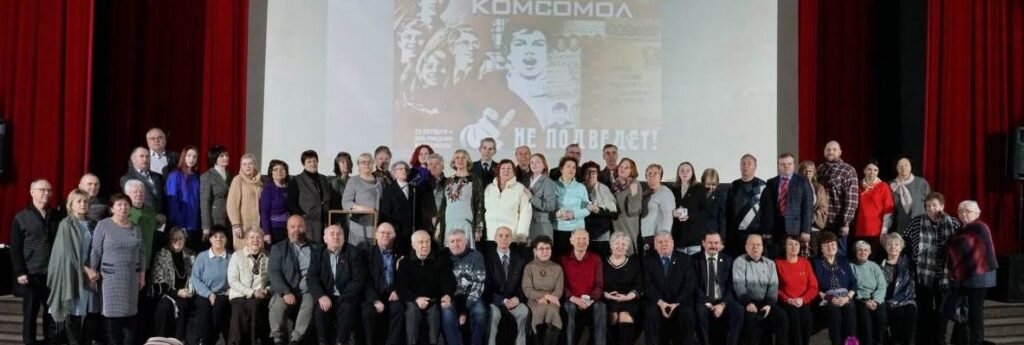 13 марта у руководителя Кировской региональной  организации    Натальи Николаевны Шутовой юбилей.  Центральный Совет ООО  "Воспитанники комсомола - Моё Отечество" сердечно  поздравляет уважаемую Наталью  Николаевну и шлет ей самые добрые пожелания здоровья, бодрости, дальнейшей активной деятельности на  благо  товарищей и областного сообщества  и  нашей страны, !   С Днем рождения! Благополучия  и счастья всей семье!!. Глядя на эту женщину, невозможно принять ее возраст всерьез: внешне — это молодая и красивая женщина средних лет, в душе — озорная девчонка, быстрая на подъем, мечтательница и романтик.Наталья Николаевна из той породы людей, о которых говорят: сделала себя сама. Родилась в простой рабочей семье. Отец Наташи — фрезеровщик завода «Крин», профессионал высшей категории, работавший с собственным клеймом. Он участник Великой Отечественной войны , прошел от Сталинграда до Берлина, был ранен в самом конце войны и домой вернулся в июне 45-ого. А мама во время войны работала начальником почтового вагона. Возила письма на фронт. Детство Наташи прошло в слободе Дымково, где семья снимала жилье. В то время еще не был построен мост через Вятку, и маленькую девочку в ясли с трех месяцев возили на лодке…Отец воспитывал Наталью, как мальчишку, настоящего «пацана»: ходил с ней на рыбалку, гонял голубей по крышам. А мама была мастерицей на все руки: умела шить, вязать, и вышивать и стремилась научить всему этому свою единственную дочку. Наташа часами может рассказывать о том, какие у нее были замечательные родители, «самые лучшие мама и папа». Светлую память о них она бережно хранит и передает своим детям: сыну Денису и дочке Тамаре. В детстве родители любили и баловали ее, но в то же время учили, что в жизни не раз придется столкнуться с трудностями, и главное при этом не пасовать, а уверенно идти к намеченной цели. Вот так она и шла, покоряя одну вершину за другой: секретарь школьной комсомольской организации, старшая пионерская вожатая, секретарь Ленинского райкома ВЛКСМ, зав.отделом учащейся молодежи обкома комсомола, учитель русского языка и литературы в средней школе № 58, зам. председателя Кировской областной Думы, руководитель информационно-аналитического управления Законодательного Собрания области, глава департамента областного Правительства… При этом, не зависимо от места работы и занимаемой должности, Наталья Николаевна всегда считала, что главное — работать честно, оставаясь при этом порядочным человеком.
Возглавив нашу ветеранскую организацию в 2019 году, она не просто переняла опыт предшествующих ей руководителей РОО «Ветераны комсомола Кировской области», а сумела организовать работу таким образом, что организация стала активным участником общественной жизни города и области. Сегодня у нас 12 районных отделений, все они являются коллективными членами нашей организации. Благодаря ее личным усилиям, за последние три года были организованы две выставки в диораме, посвященные 100-летию пионерии и 105-летию ВЛКСМ. Масштабно , с участием делегаций из районов области, мы отпраздновали 100-летие пионерской организации. Ставшие традиционными «комсомольские четверги» ежемесячно собирают нас за чашкой чая, где мы встречаемся с интересными людьми, общаемся, читаем стихи, поем наши комсомольские песни. А коллективные поездки на базу отдыха… И все это придумала Наша Наташа.     ГДАЗАМИ СВОИХ КОЛЛЕГ
: Анфертьева Валентина Васильевна — секретарь РООО «Ветераны комсомола Кировской области».Мне очень повезло, что я работаю с Натальей Николаевной .Мы вместе делаем общее дело, работаем в одной команде, она никогда не подведет, не переложит ответственность на другого. За годы работы мы связаны видимыми и невидимыми нитями: дружим, живем, радуемся и переживаем, знаем практически все друг о друге. Семья для нее — это радость и гордость. Она замечательная мама и заботливая бабушка.Рубцов Леонид Васильевич — член бюро РОО «Ветераны комсомола Кировской области«:Если откровенно о главном, то первое, что меня поражает в Наташе, это ее семижильная работоспособность и обостренная ответственность за любое дело, слово, мероприятие. Порой она, конечно, устает от такого бешеного ритма, но быстро восстанавливается и снова впрягается в этот бесконечный воз и маленькую тележку общественной работы. Даже появление долгожданных внуков не охладило ее подлинно комсомольского пыла. Такой эмоциональный настрой и чувство ответственности говорят о ее искренней, душевной заинтересованности ко всему, что происходит в нашей организации и в жизни в целом. Она на все реагирует, постоянно подбрасывает интересные идеи, придумывает что-то новое, не дает заснуть, закиснуть, остановиться на достигнутом. А созданная ею команда старается соответствовать своему лидеру. Меня восхищает и то, что она естественно-демократична в общении с людьми, что она все время на связи, готова в любой момент ответить на поставленный вопрос, дать нужную информацию, подсказать, одобрить, когда надо — пожурить. И еще: впервые лицо нашей организации женское. Применительно к нашей Наташе для каждого из нас и организации в целом — это благо, это подарок, это своеобразная гарантия дальнейшего развития и успехов. Пусть же это лицо, этот руководитель еще многие годы всех нас радует, бодрит и мотивирует.Архипова Надежда Васильевна —комсорг группы Ленинского района, бывшая коллега Н.Н.Шутовой:
Какие эпитеты приходят на ум, когда говорят: Наташа Фалалеева (девичья фамилия Н.Н. Шутовой)? — Взбалмошная девчонка, неугомонная и творческая! А еще любящая театр и способная на любые роли. А Наталья Шутова? — Добавим её гиперответственность, верность и преданность Родине, желание сделать жизнь лучше. И, конечно, это любящая и заботливая мама и бабушка.Малышева Марина Михайловна — подруга, бывшая коллега:Счастье этого мира, что живут в нем люди с обнаженными сердцами. Это те, кто остро чувствует чужую боль,горячо откликается на просьбу о помощи.Те, для кого четко обозначены границы добра и зла, правды и неправды. Зато не знает границ их деятельная натура и энтузиазм. Такая и наша Наталья Николаевна Шутова. Мы знакомы 20 лет. Сначала работали в структурах, если не конкурирующих, то точно соревнующихся. И могу сказать, что многие ее идем, как руководителя управления, отвечающего за информационную составляющую законодательной власти, были новаторскими. Официальный сайт ОЗС — лучшим. Здесь была создана реально работающая площадка для неформального общения областных депутатов и журналистов…Много из этого она перенесла в работу департамента информации Правительства области, который ей предложили возглавить. Переход ей дался нелегко, но такой уж характер — интересно все новое. С таким же энтузиазмом, смело перешагнув пенсионный рубеж, она откликнулась на предложение возглавить областную организацию ветеранов комсомола. И практически подняла ее из руин. Сегодня организация работает, как часовой механизм: комсомольские четверги, тематические выставки, мероприятия, посвященные юбилейным датам… А летом неунывающие комсомольцы встречаются на дачных участках, помогают друг другу, общаются. Не забывают и о тех, кто в силу своего возраста и состояния здоровья уже не выходит из дома, но может рассчитывать на помощь своей комсомольской ячейки. Признаюсь, глядя на Наталью Николаевну, по-прежнему не поддающуюся возрасту, активную, задорную, вечно что-то планирующую и спешащую на помощь, не раз хотела спросить: как живется ей с такой отчаянно открытой душой?Копысова Лариса Анатольевна, подруга, зам. председателя Кировской городской Думы:4 июня 2001 года в нашу семью пришло горе… На наших руках умерла мама. Не знаю почему я сразу позвонила Наташе и сквозь рыдания только сказала:»Наташ…», и в ответ: «Ларка, я сейчас прибегу»…. Для меня это было важно и тогда, и сейчас. Всю жизнь благодарна. Ее внимание, чуткость, действенное сочувствие, умение без слов поддержать порой поражают. — Не каждому это дано. За 44 года нашей с ней дружбы много было разных случаев: курьезных ,неожиданных, веселых, всяких. Но почему-то всегда вспоминаю этот эпизод нашей жизни. В нем вся Наташа. Такая разная и такая родная.Тарбеев Владимир Викторович — зам. председателя РОО «Ветераны комсомола Кировской области»Есть люди — лидеры по натуре!Не много их, но они есть!Наташа наша тому пример —Везде успеет, всегда поможет,Как настоящий ПИОНЕР!Урванцев Юрий Александрович — член бюро РОО «Ветераны комсомола Кировской области»В комбюро мы вместе встали,Нервы сталью накачали.Чтобы быть в когорте первых,Нам нужны стальные нервы.Веди, Наталья, мы с тобойСохраним победный строй!Милая, дорогая Наталья Николаевна пусть несчастья и беды обходят тебя стороной, пусть всегда рядом будут родные и близкие тебе люди! Желаем тебе крепкого здоровья, долгой и безоблачной жизни, успехов в делах и творческого вдохновения. С юбилеем!