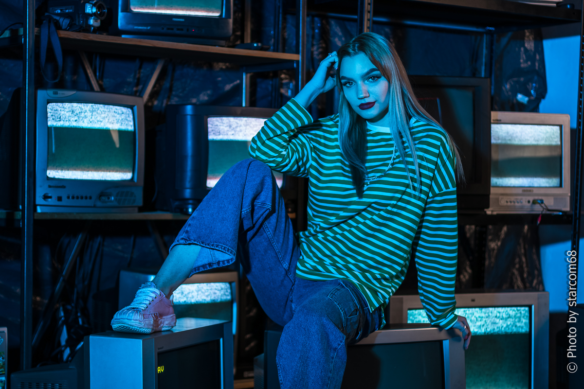 Лизавета из модельного агентства Focus вначале позировала в образе студентки в молодежной одежде, ну как на фотосессиях, призванных продвигать какой-то модный бутик