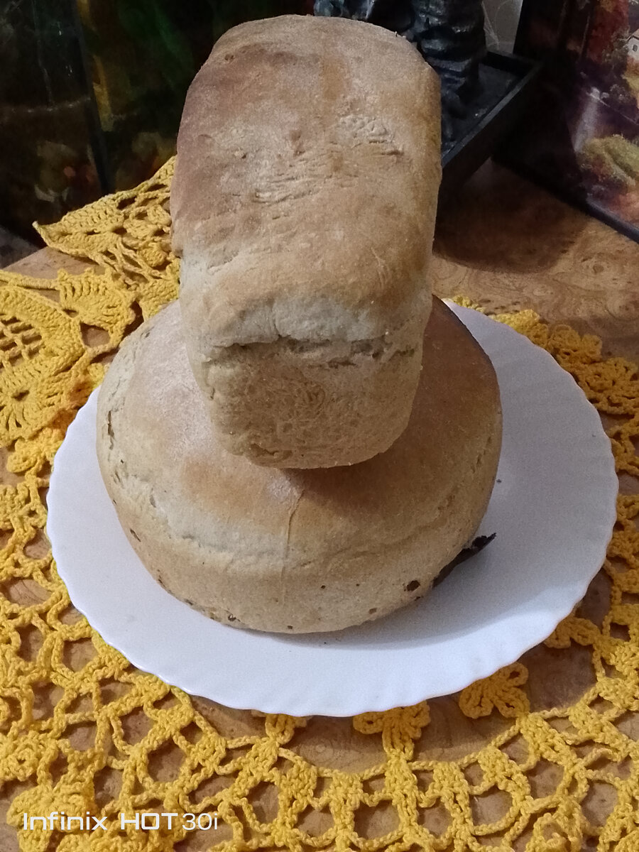 Мука пшеничная, ржаная, теплая вода, живые дрожжи, соль, сахарозаменитель, подсолнечное масло. 
